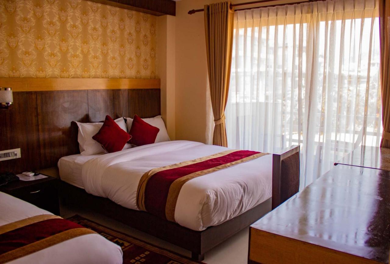 Hotel Silverline Pokhara Kültér fotó