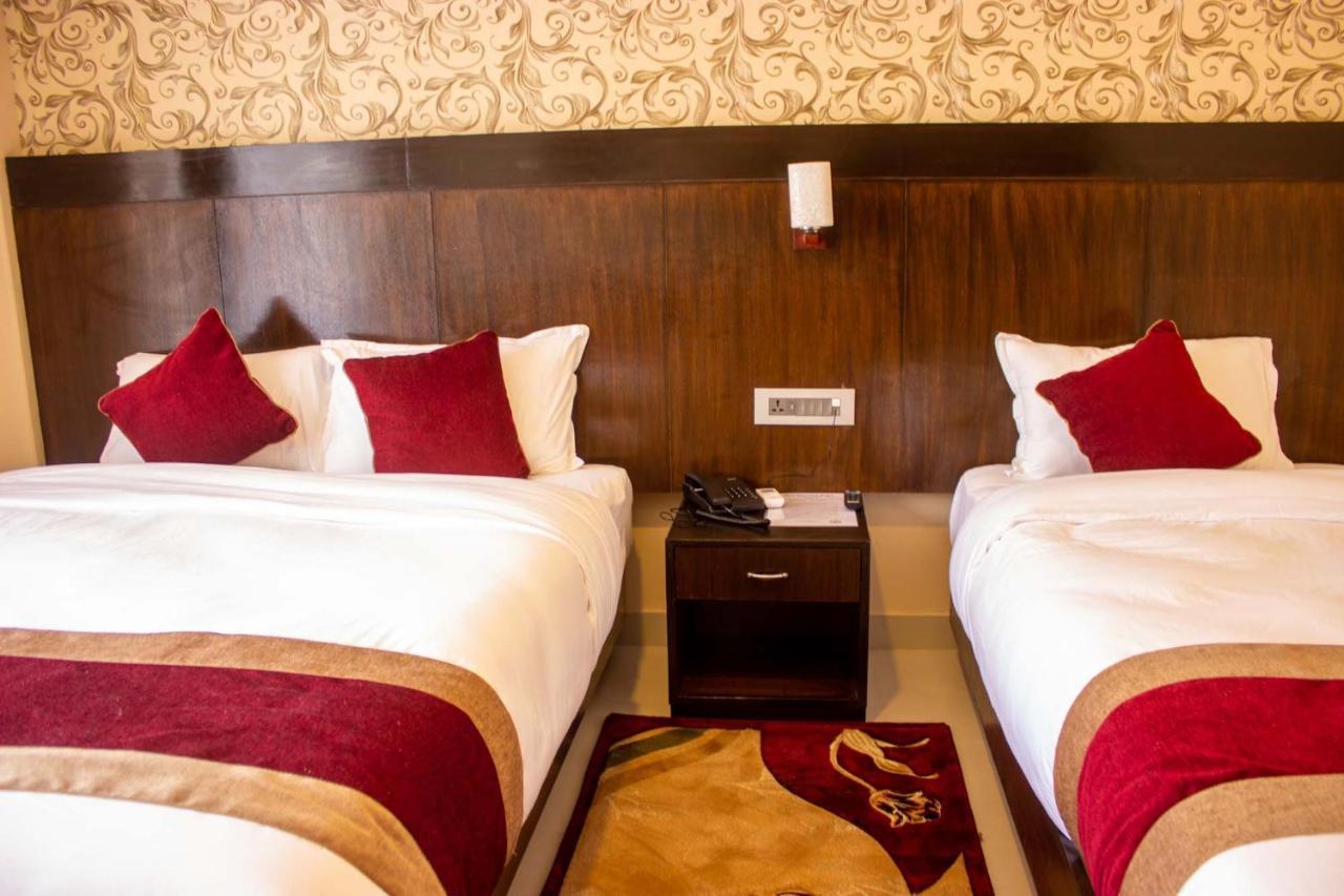 Hotel Silverline Pokhara Kültér fotó