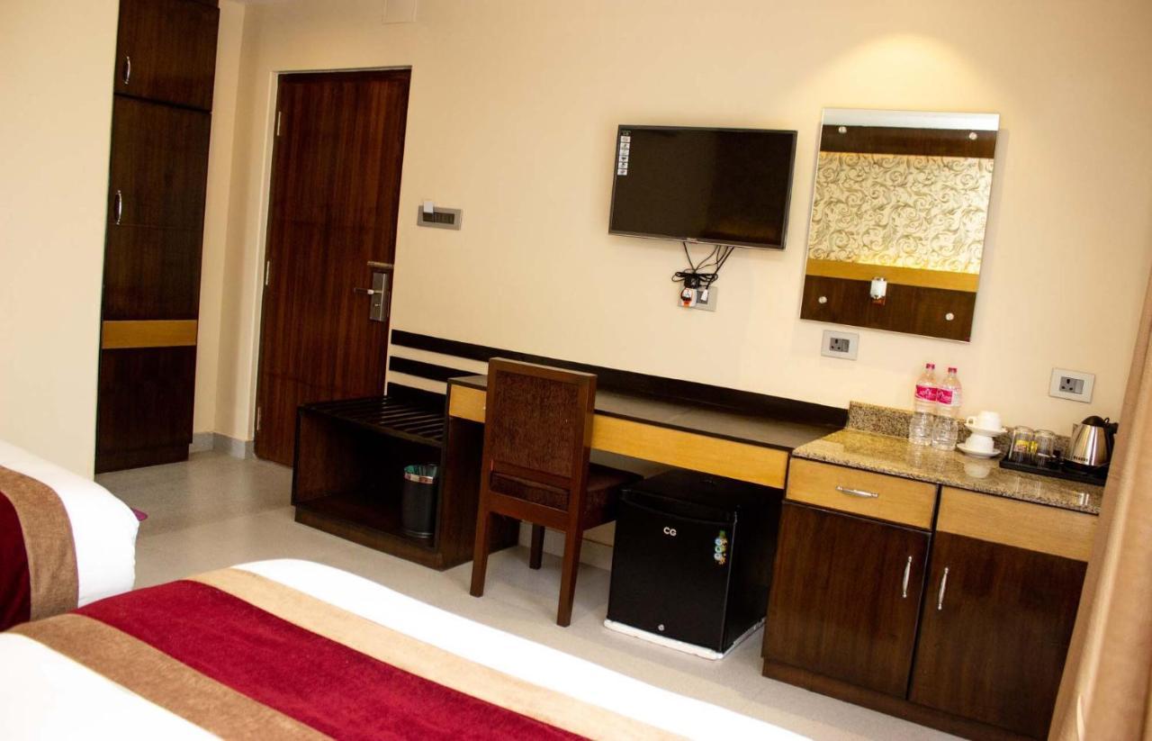 Hotel Silverline Pokhara Kültér fotó