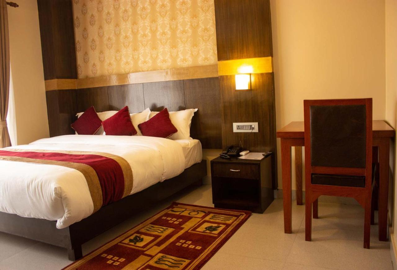 Hotel Silverline Pokhara Kültér fotó