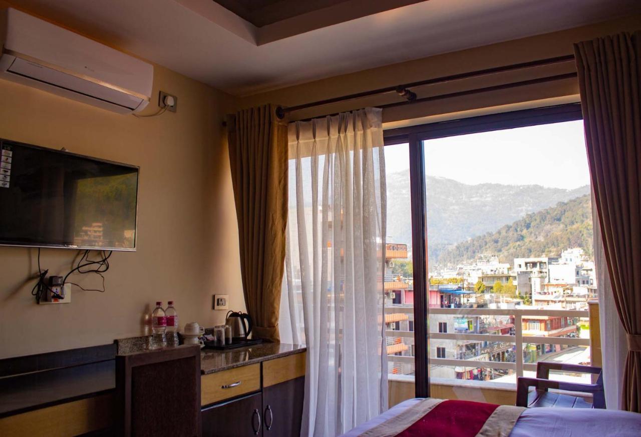 Hotel Silverline Pokhara Kültér fotó
