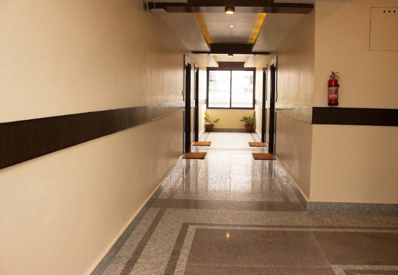 Hotel Silverline Pokhara Kültér fotó