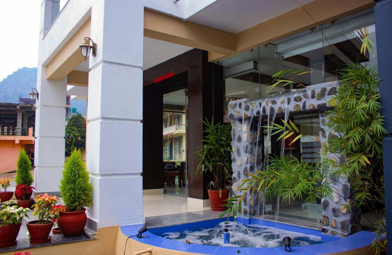 Hotel Silverline Pokhara Kültér fotó