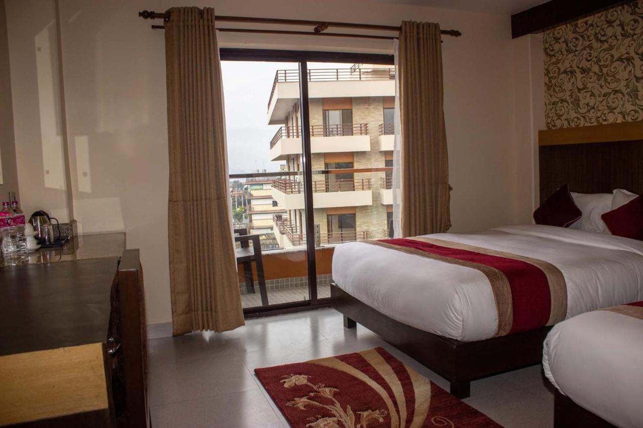 Hotel Silverline Pokhara Kültér fotó