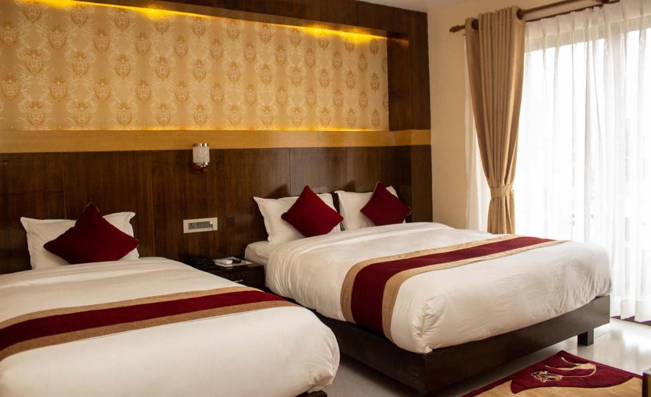 Hotel Silverline Pokhara Kültér fotó