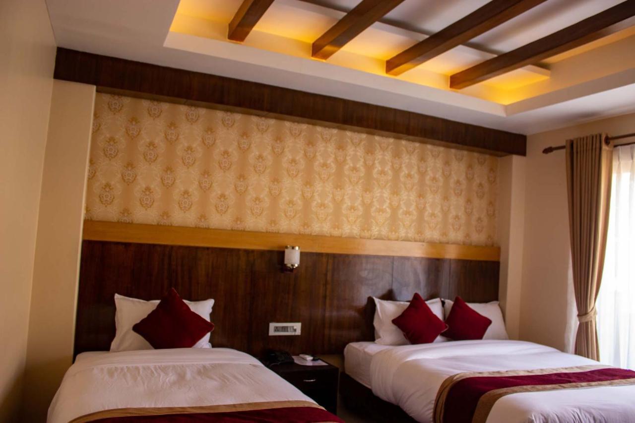 Hotel Silverline Pokhara Kültér fotó