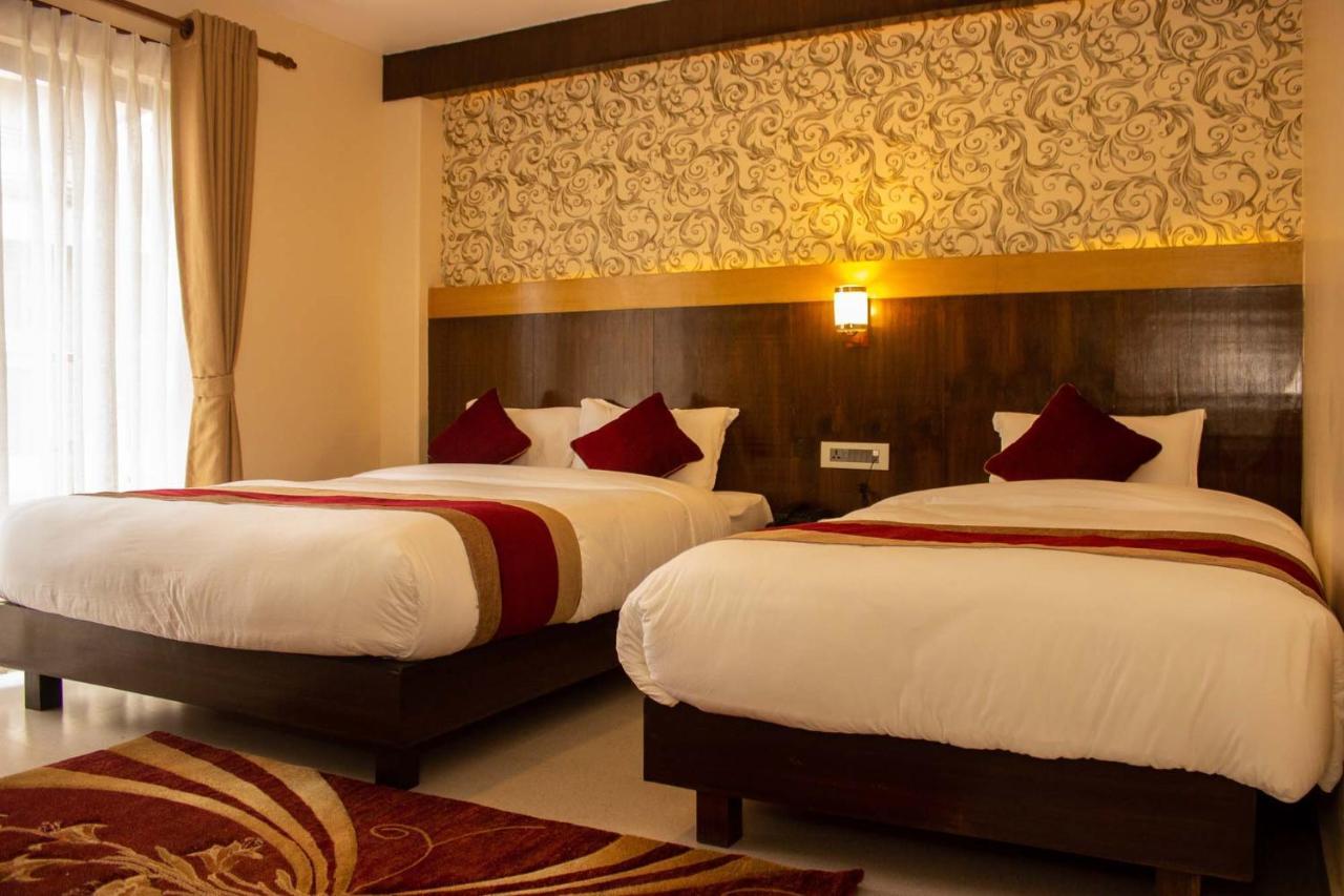 Hotel Silverline Pokhara Kültér fotó