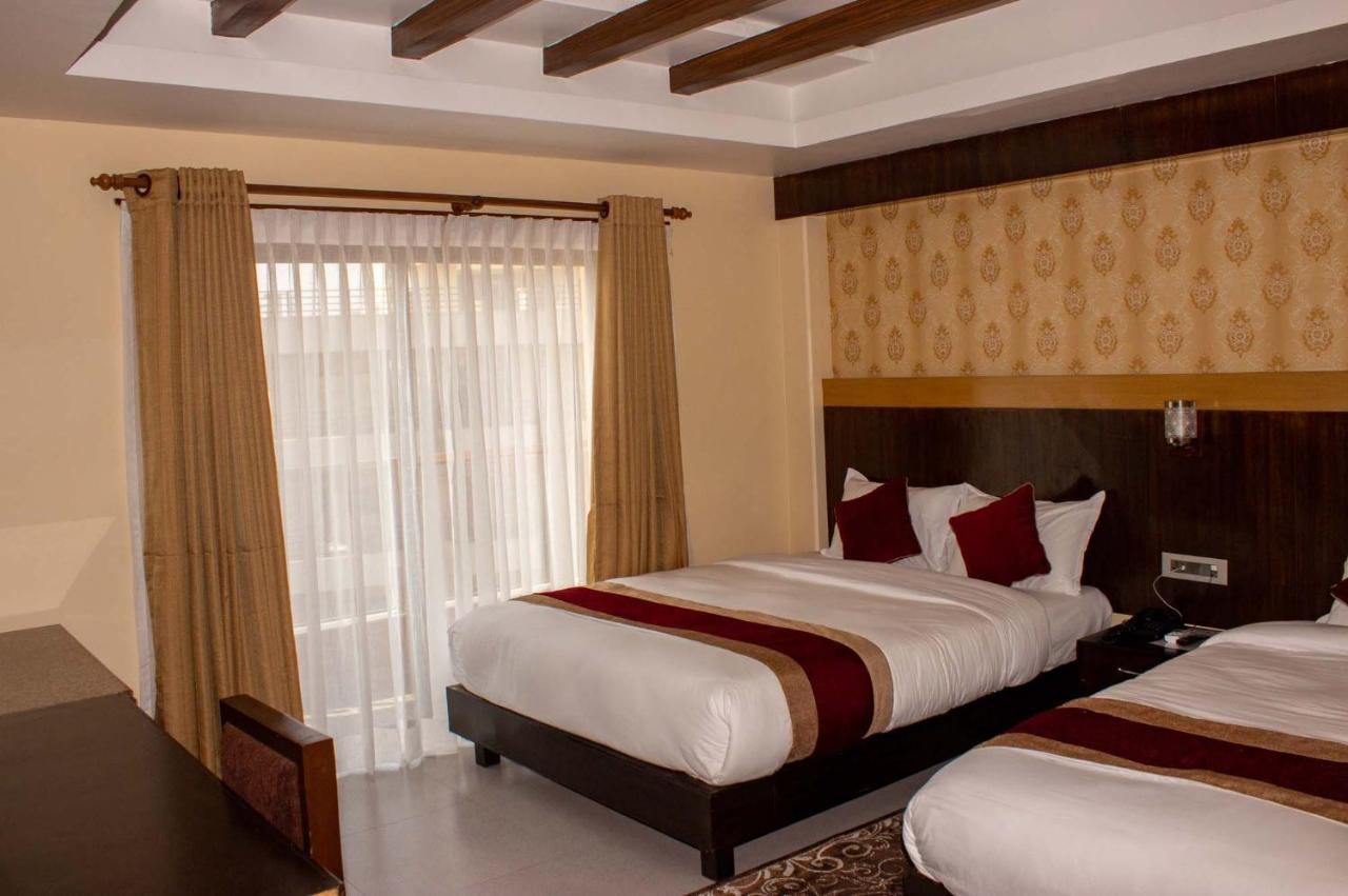 Hotel Silverline Pokhara Kültér fotó