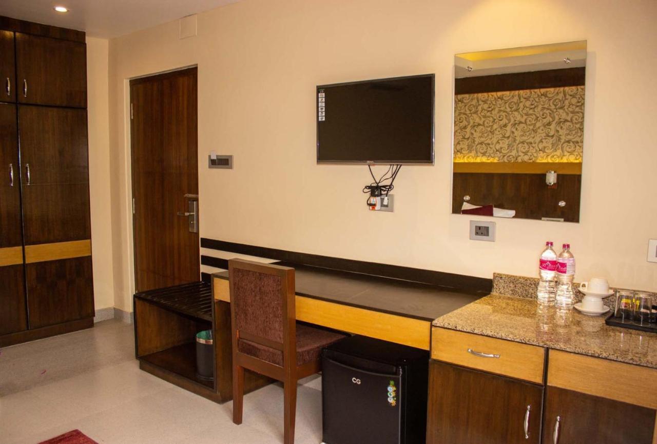 Hotel Silverline Pokhara Kültér fotó