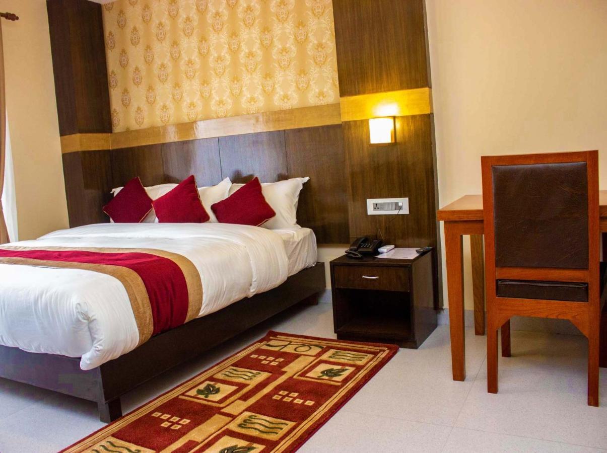 Hotel Silverline Pokhara Kültér fotó