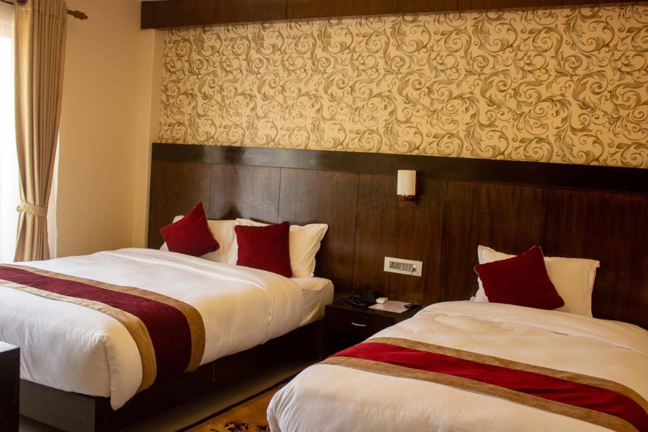 Hotel Silverline Pokhara Kültér fotó
