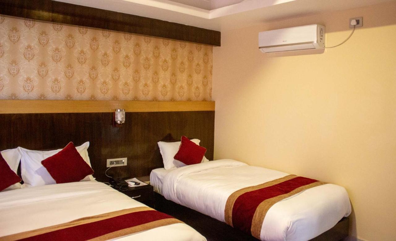 Hotel Silverline Pokhara Kültér fotó