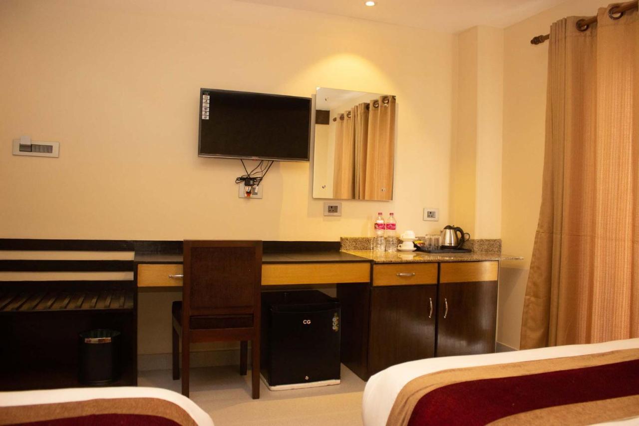 Hotel Silverline Pokhara Kültér fotó